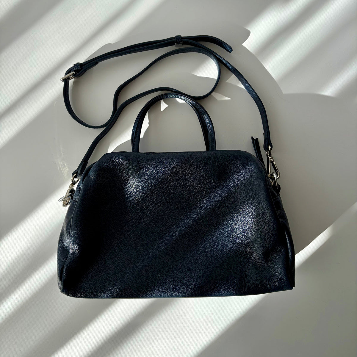 seloah EDEN ネイビーの本革バッグと長さ調節用バックル付きショルダーストラップ