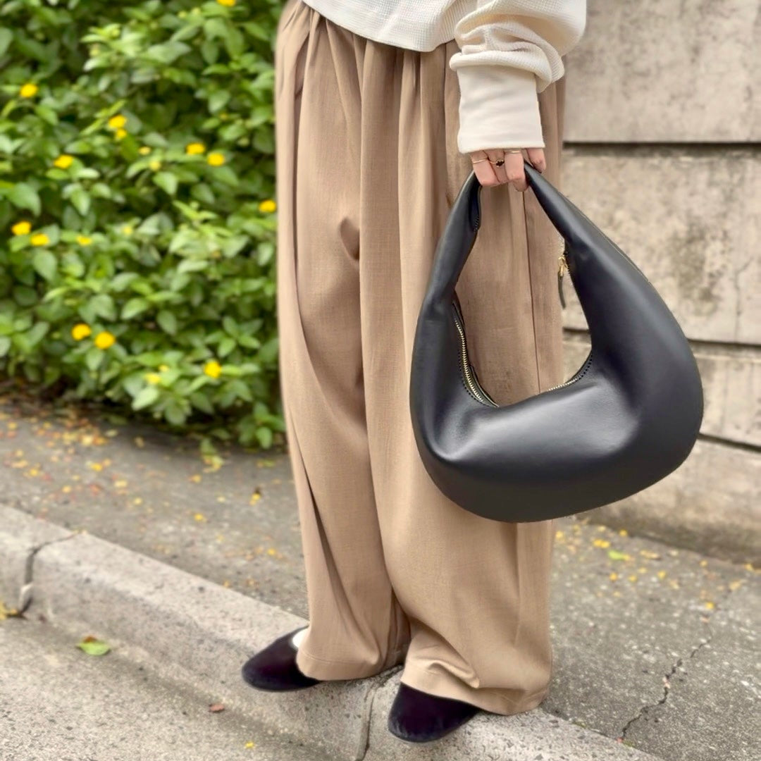 Olga 本革ハーフムーンショルダーバッグの着用イメージ