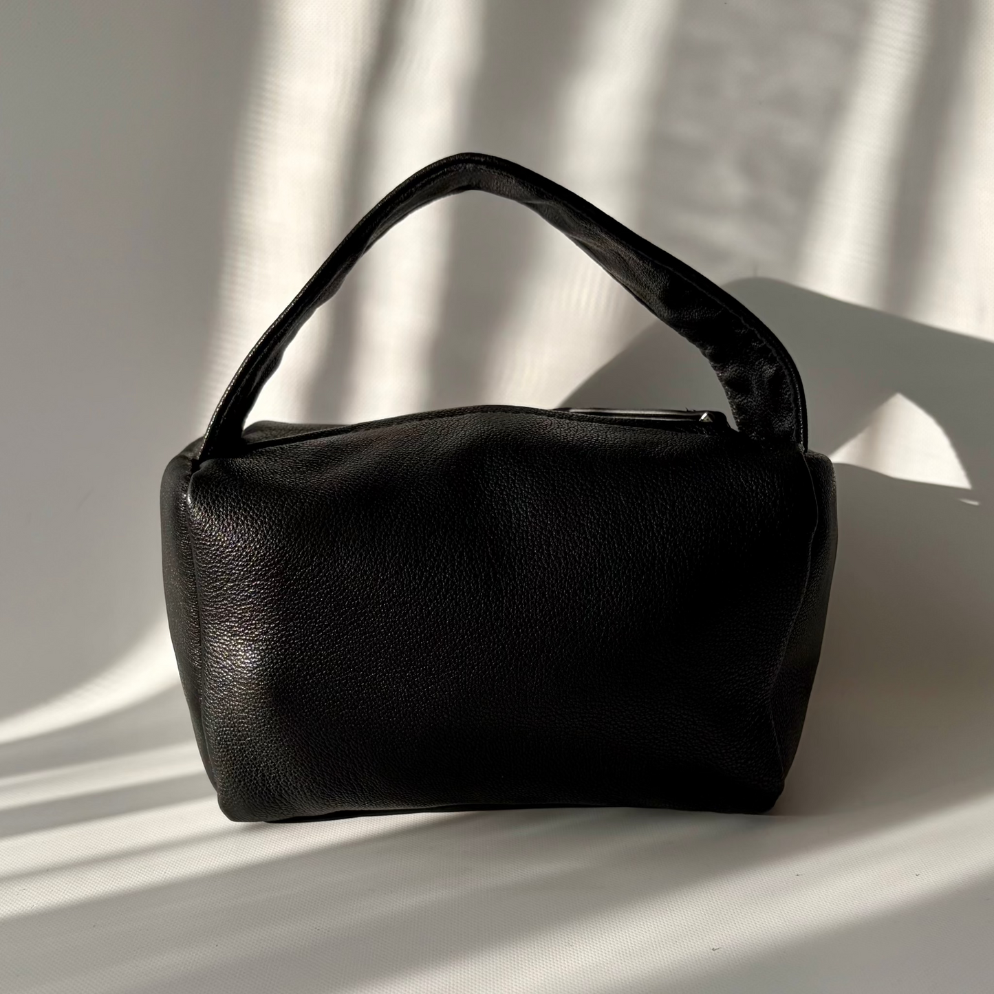 Mini box zipper ブラックの本革ミニバッグの正面