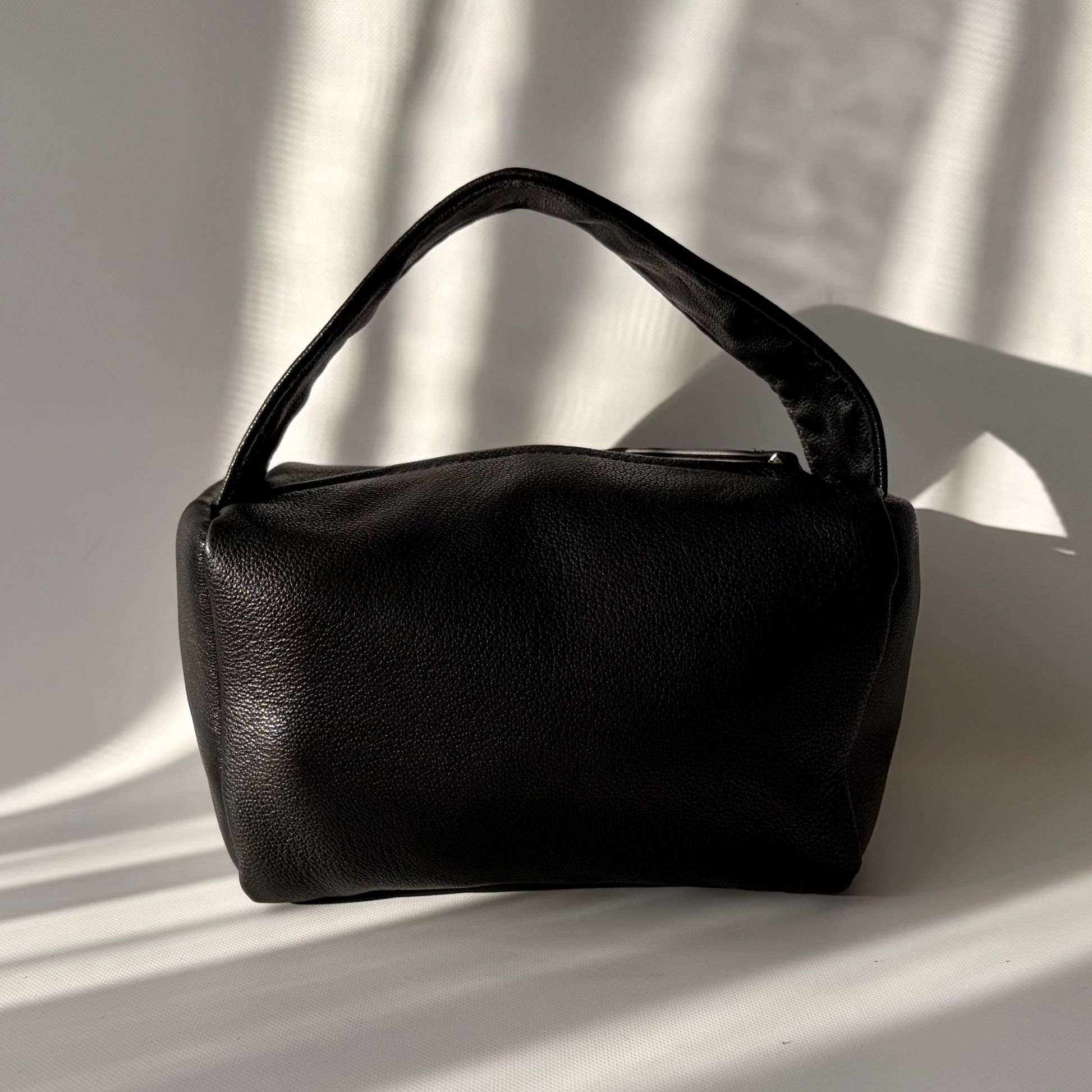 Mini box zipper ブラックの本革ミニバッグの正面