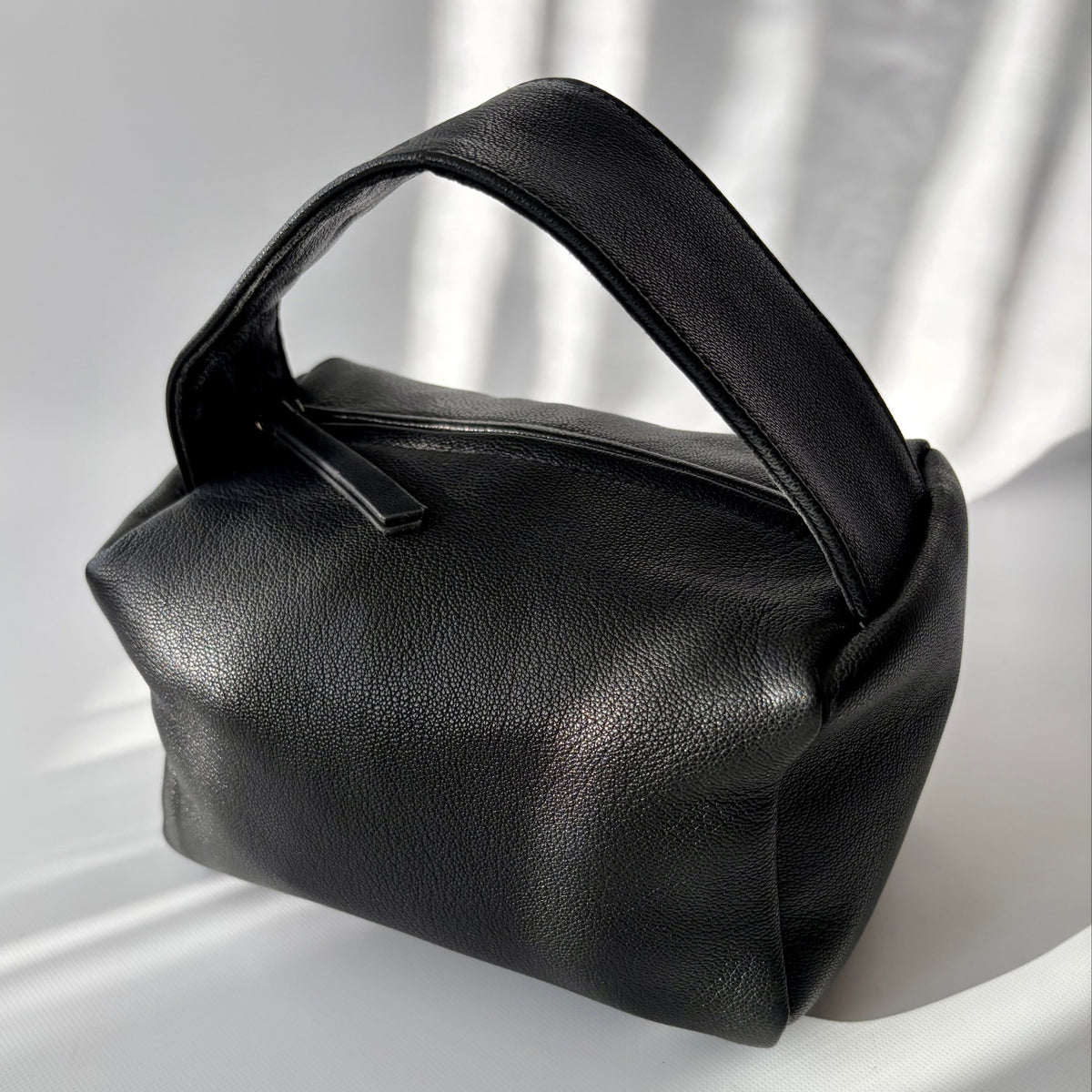 Mini box zipper ブラックの本革ミニバッグのジッパーを閉めた状態