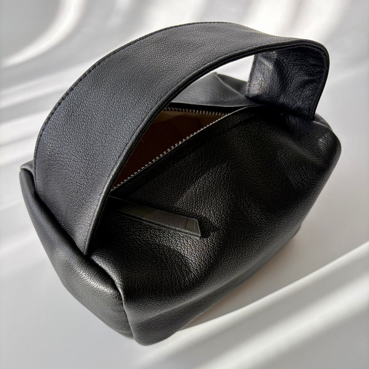 Mini box zipper ブラックの本革ミニバッグを上から見た置き画