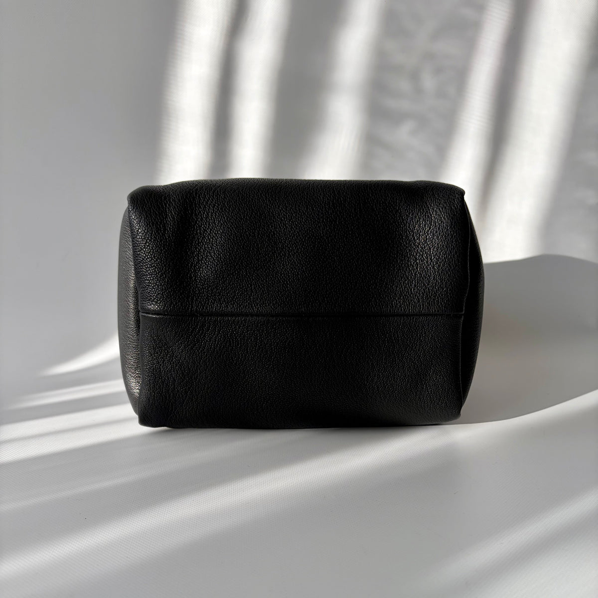 Mini box zipper ブラックの本革ミニバッグの底面