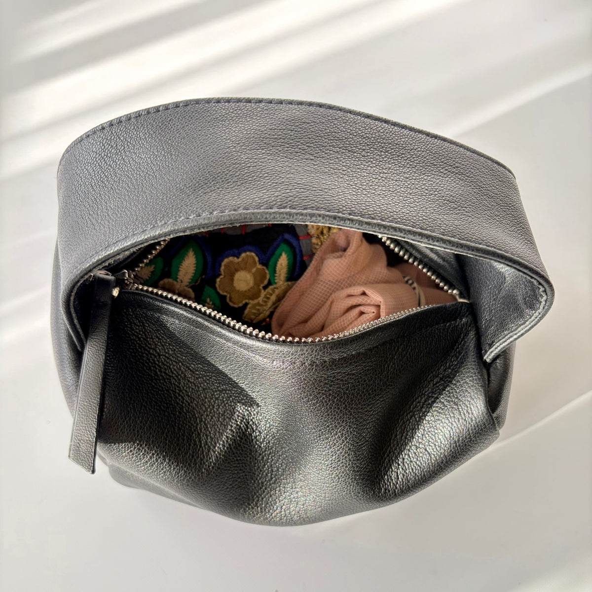 Mini box zipper ブラックの本革ミニバッグに荷物を収納した状態を上から見た様子