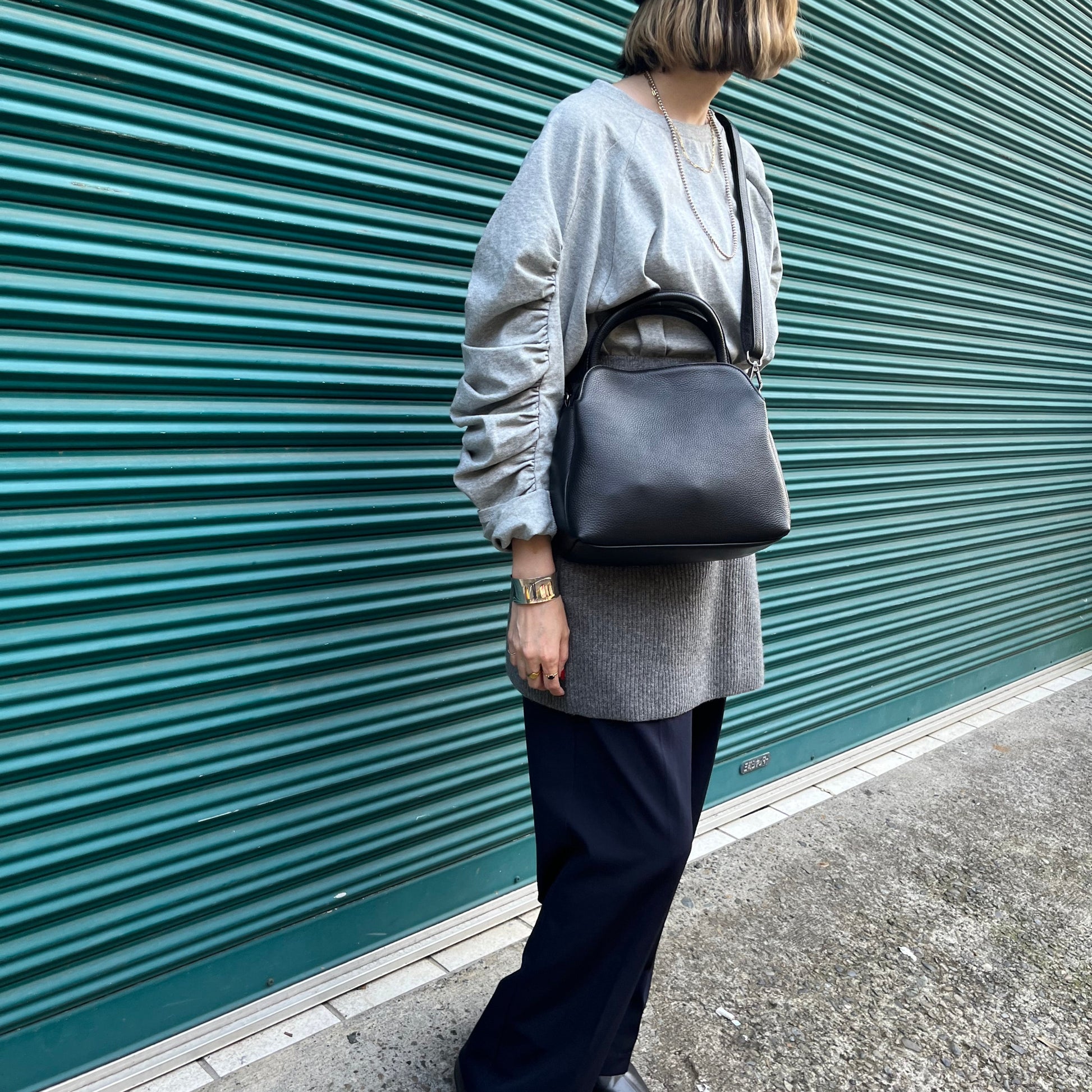 Cube leather bag 斜めがけ コーデ seloah
