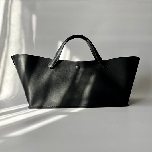 台形のようなユニークなフォルムと、大人のマルシェバッグのようなデザインが魅力のGrande bagのショルダーストラップなしVer.が登場。Grande bagよりやや大きめのしっかりとした作り、革の質感はマットで高級感があります。他とは違う個性的なバッグを探している方におすすめです。