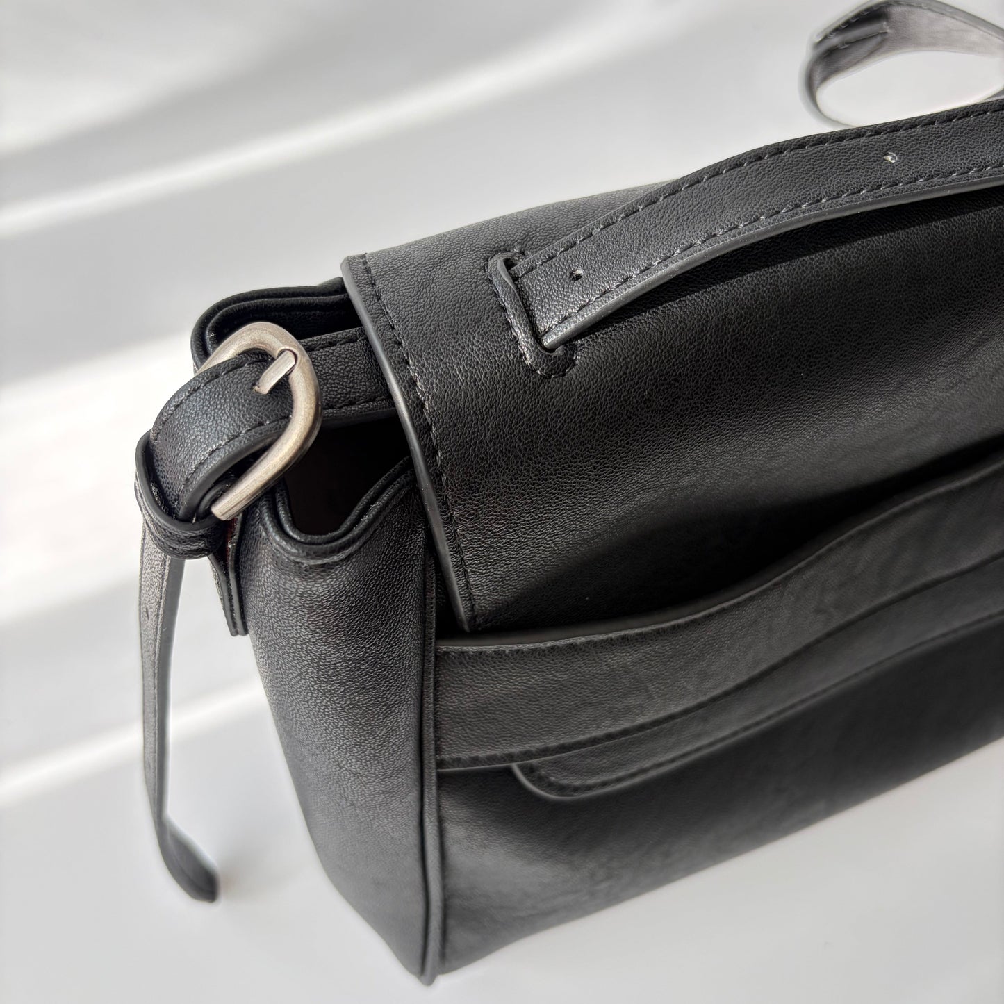 Postino Black ショルダーストラップ長さ調節部分 | seloah
