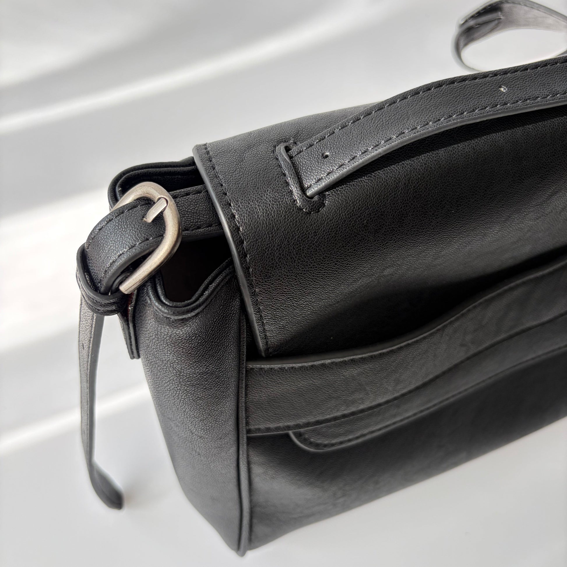 Postino Black ショルダーストラップ長さ調節部分 | seloah
